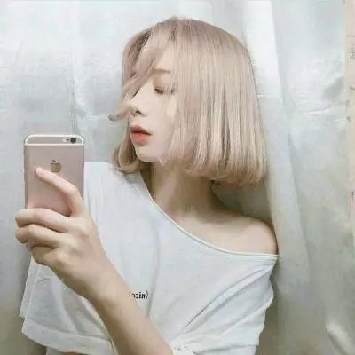 她的微笑像颗糖